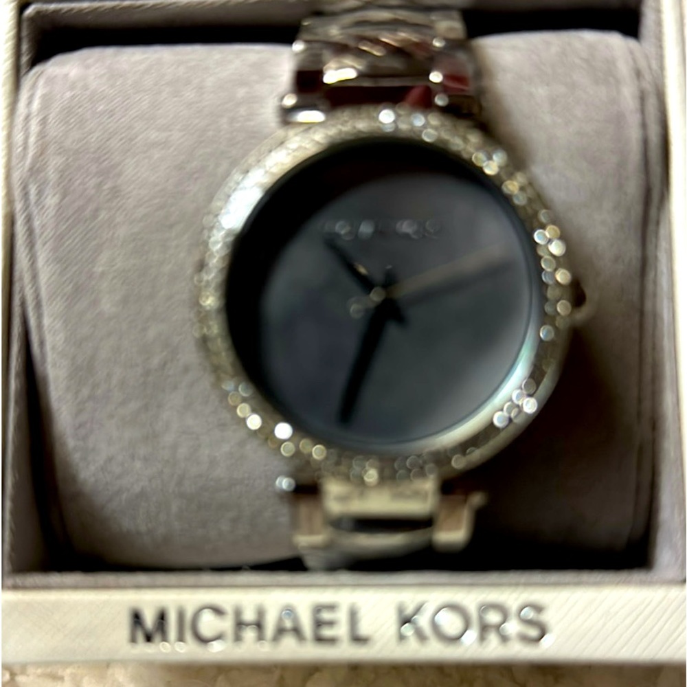 Brand new with tags. Michael Kors women’s watch. EXCELLENT CONDITION